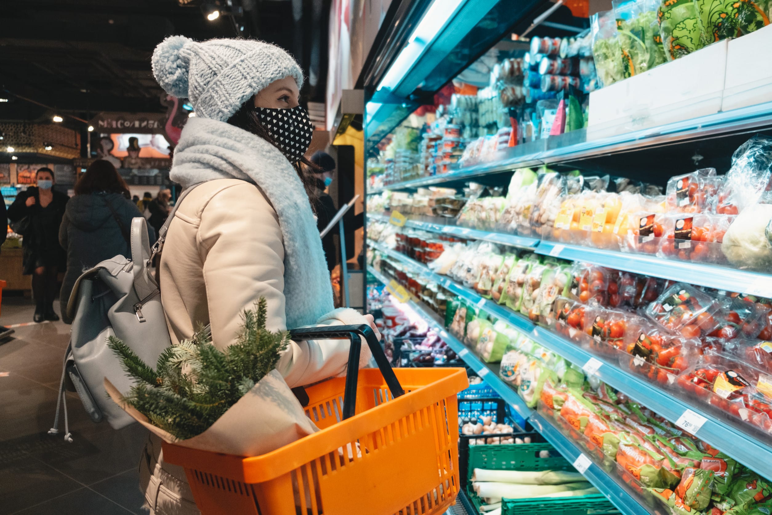 woman in winter outfit do groceries shopping save money on groceries