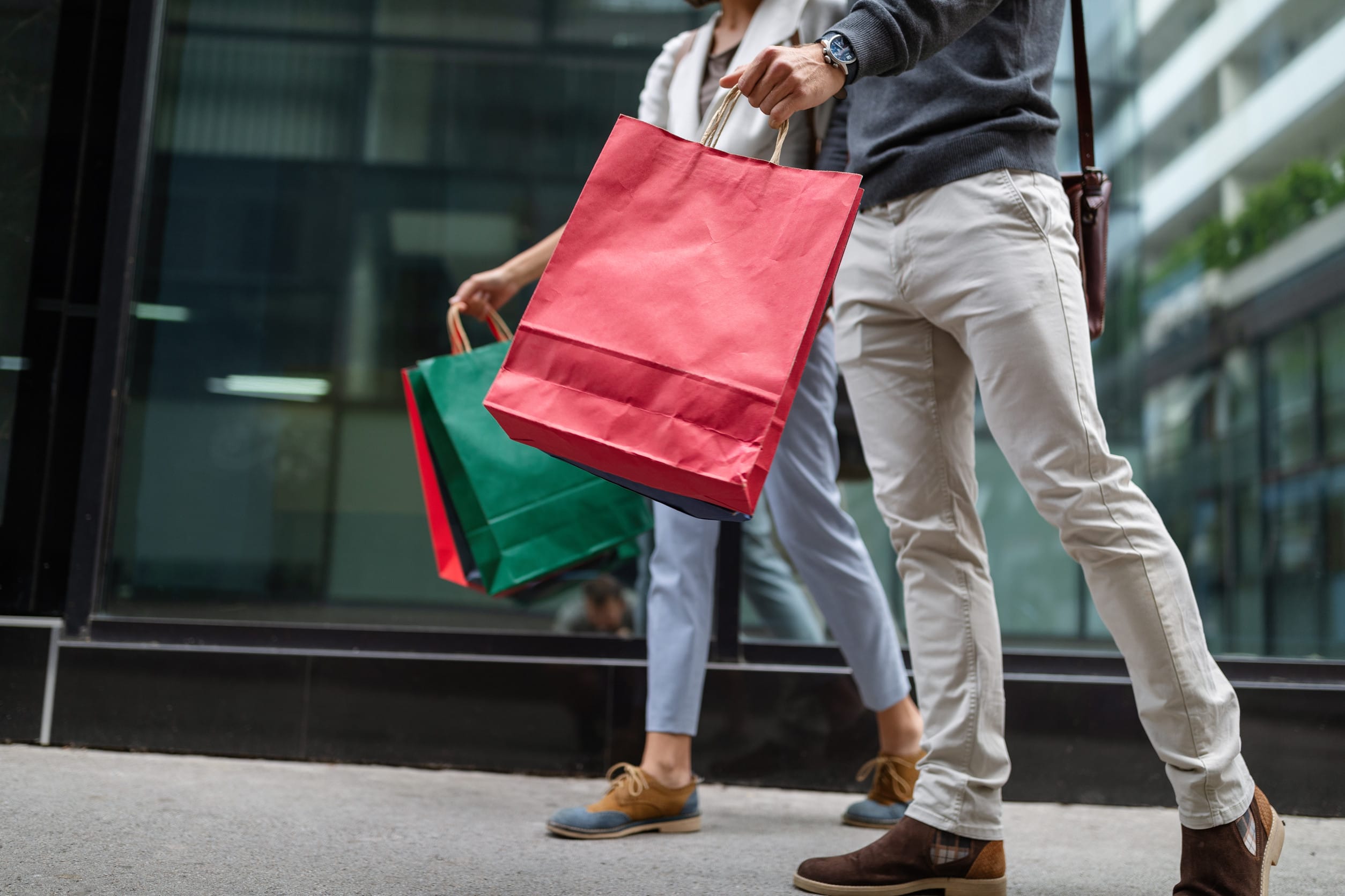 Happy couple with shopping bags in the city. People, sale, love and happiness concept. shopping habits